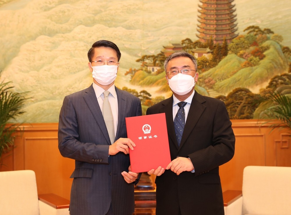 越南驻香港、澳门总领事范平谈（右边）领《领事证书》。