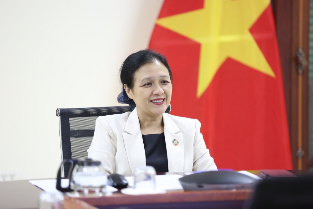 越南友好组织联合会主席阮芳娥在河内分会场上发表讲话。