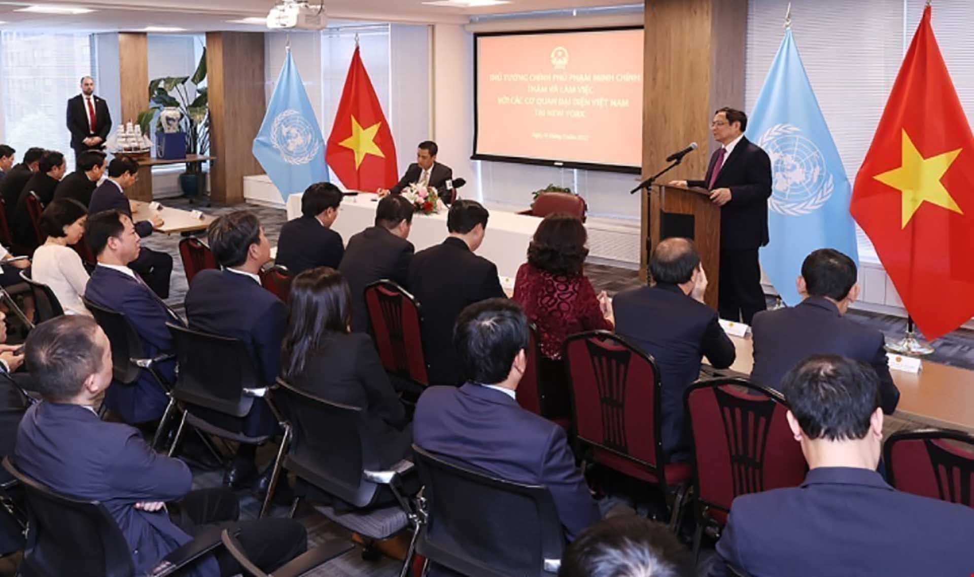 政府总理范明政造访越南常驻联合国代表团。