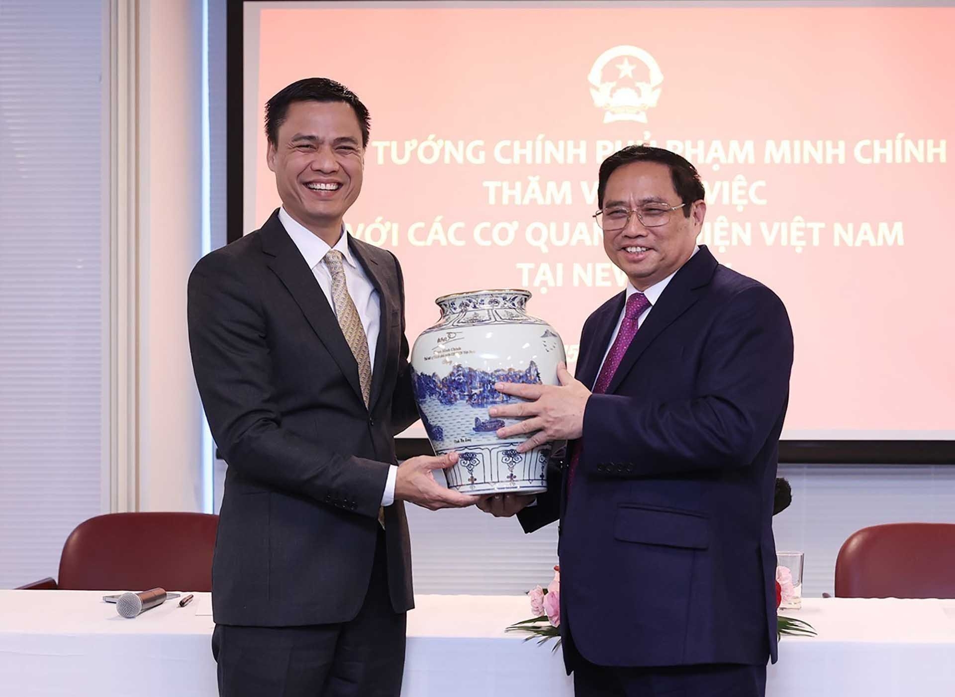 范明正总理向越南常驻联合国代表邓黄江大使赠送纪念品。
