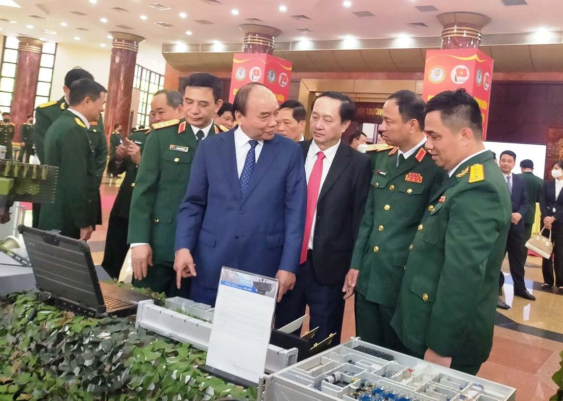 国家主席阮春福向国防军事领域优秀科研工程颁授科技类胡志明奖。