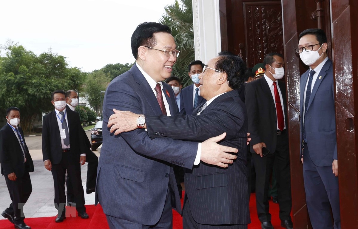 老挝政府总理潘坎·维帕万热烈欢迎越共政治局委员、越南国会主席王廷惠。