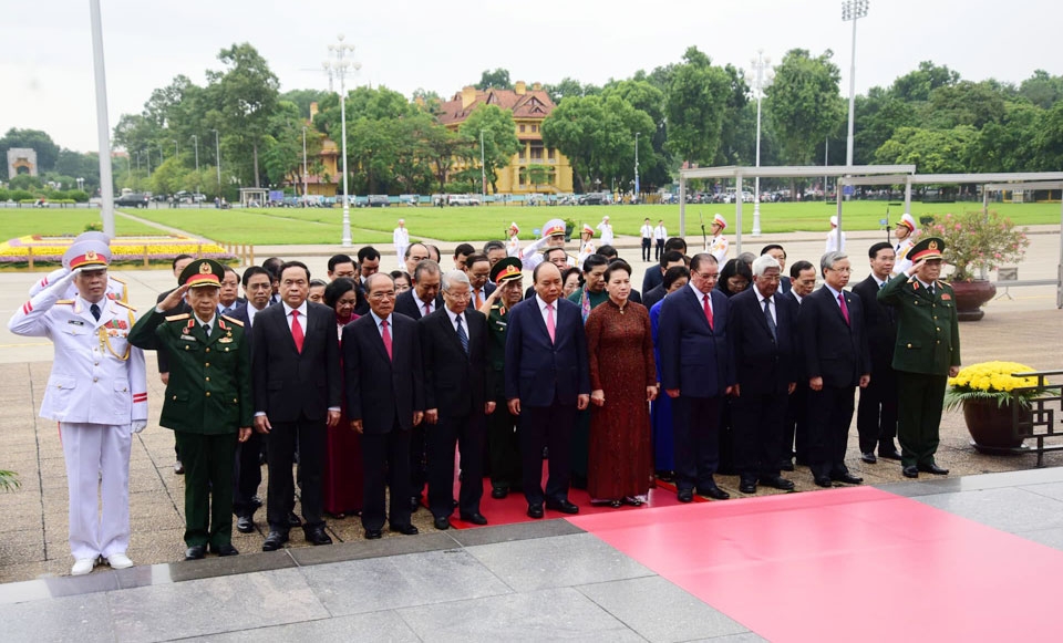 越南党和国家领导人入陵瞻仰胡志明主席遗容。