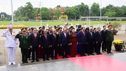 胡志明主席诞辰132周年:越南党和国家领导人入陵瞻仰胡志明主席遗容