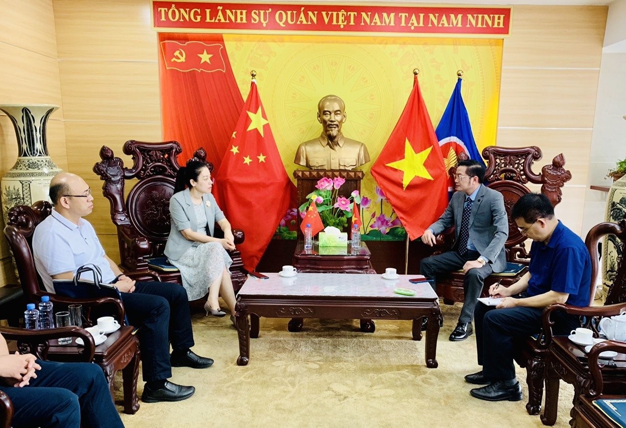越南驻中国南宁总领事馆刚刚与中国南宁外事厅、南宁海关以及中国铁路公司集装箱运输公司等中国机构领导举行工作会议。