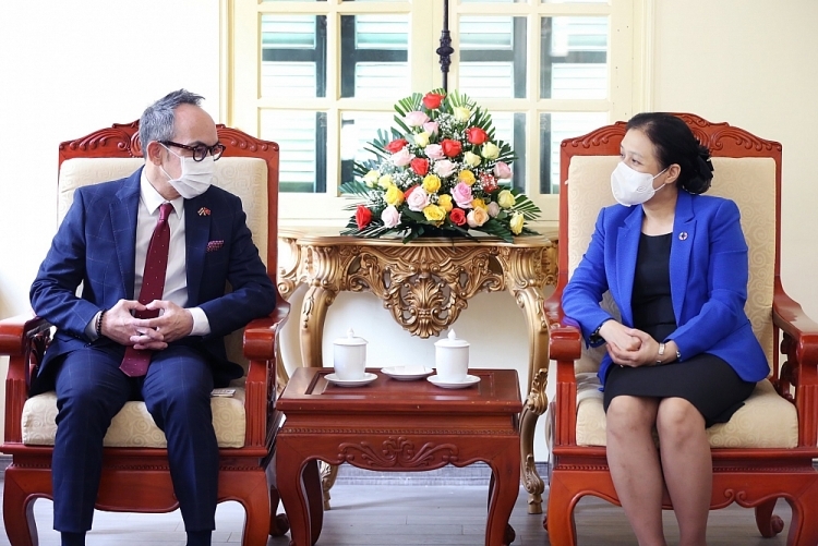 阮芳娥主席会见泰国驻越南大使馆大使尼科恩代•巴兰库拉先生