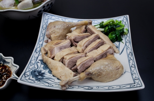 端午节吃鸭肉是越南中部人民的风俗习惯。因为鸭肉为凉性，可以帮助人体  在一年中最热的日子里进行调节，且其含有丰富的营养元素。