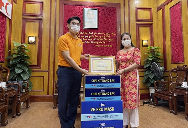 越南红十字协会会长阮氏春秋接收国际WE LOVE U运动的防疫物资。