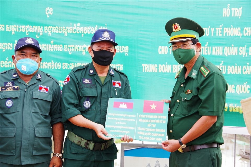 越南安江省支持柬埔寨边疆保卫队伍防控新冠肺炎疫病