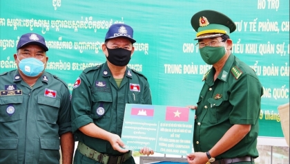 越南安江省支持柬埔寨边疆保卫队伍防控新冠肺炎疫病