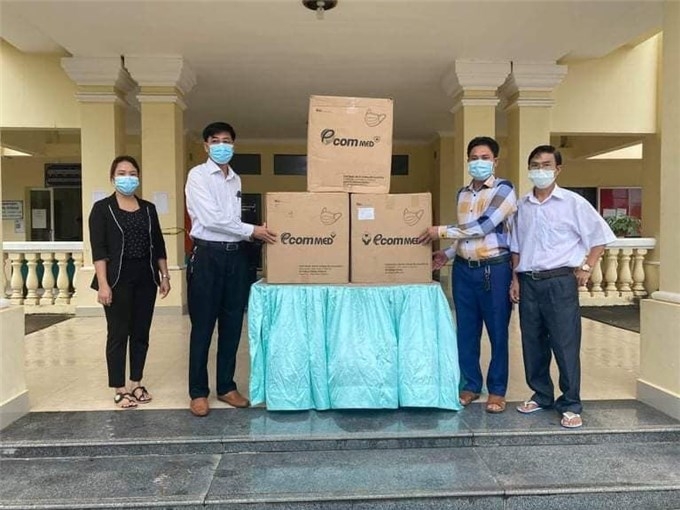 总领事馆通过高棉-越南协会执行委员会向戈公省政府和人民发送了7500份口罩，支持该省的防疫工作。