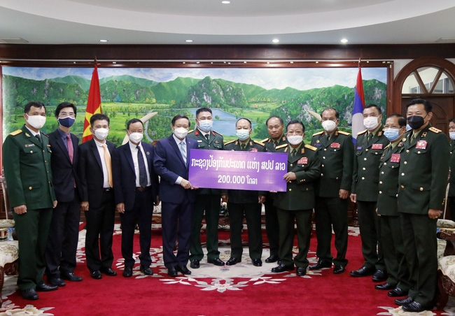 老挝国防部向越南新冠疫情防控基金会捐助20万美元现金