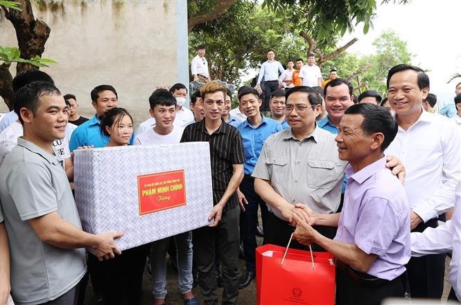 范明政走访慰问北江省工业园区工人。