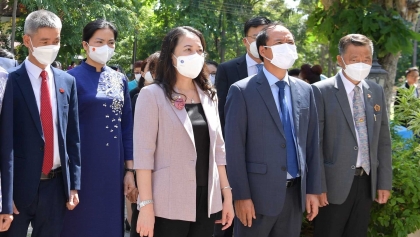 越南国家副主席武氏映春在泰国参观胡志明主席遗迹群