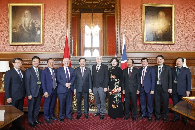 越南国会主席王庭惠及英国下议院议长林赛·霍伊尔和与会代表合影。
