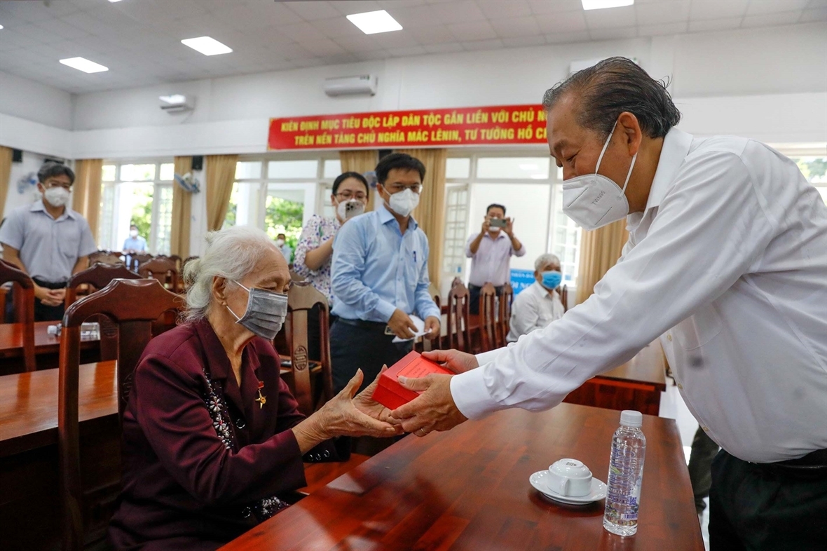 越南政府常务副总理张和平访问和优抚越南烈士和越南英雄母亲家庭