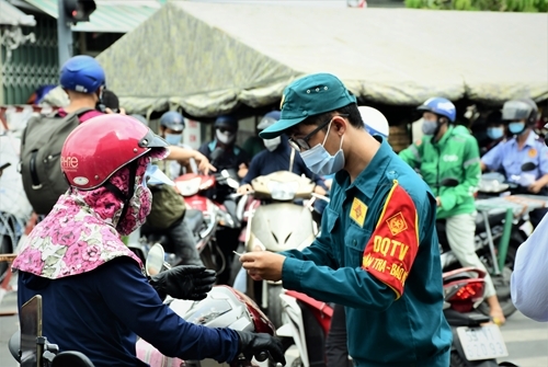 旧邑郡民兵检查出入本地人民的证件