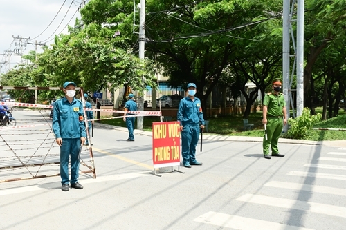 民兵把守各封锁区