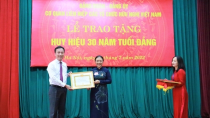 阮芳娥大使获颁30年党员纪念章