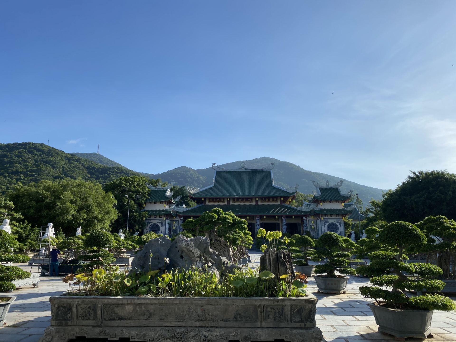 灵应寺是岘港市最大且最美丽的3座寺庙之一，距离市中心以东北10公里。