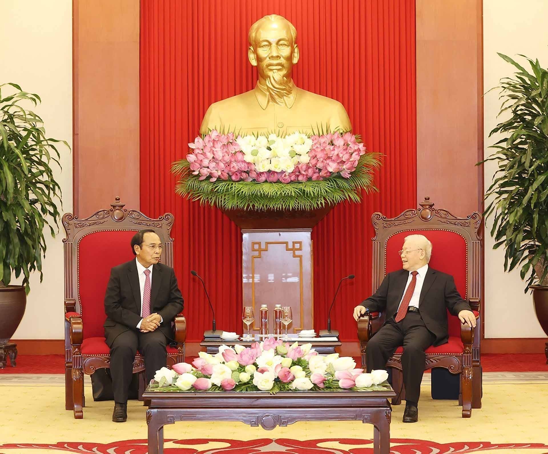 越共中央总书记阮富仲会见了老挝人民革命党中央政治局委员、老挝国家副主席本通·吉玛尼。