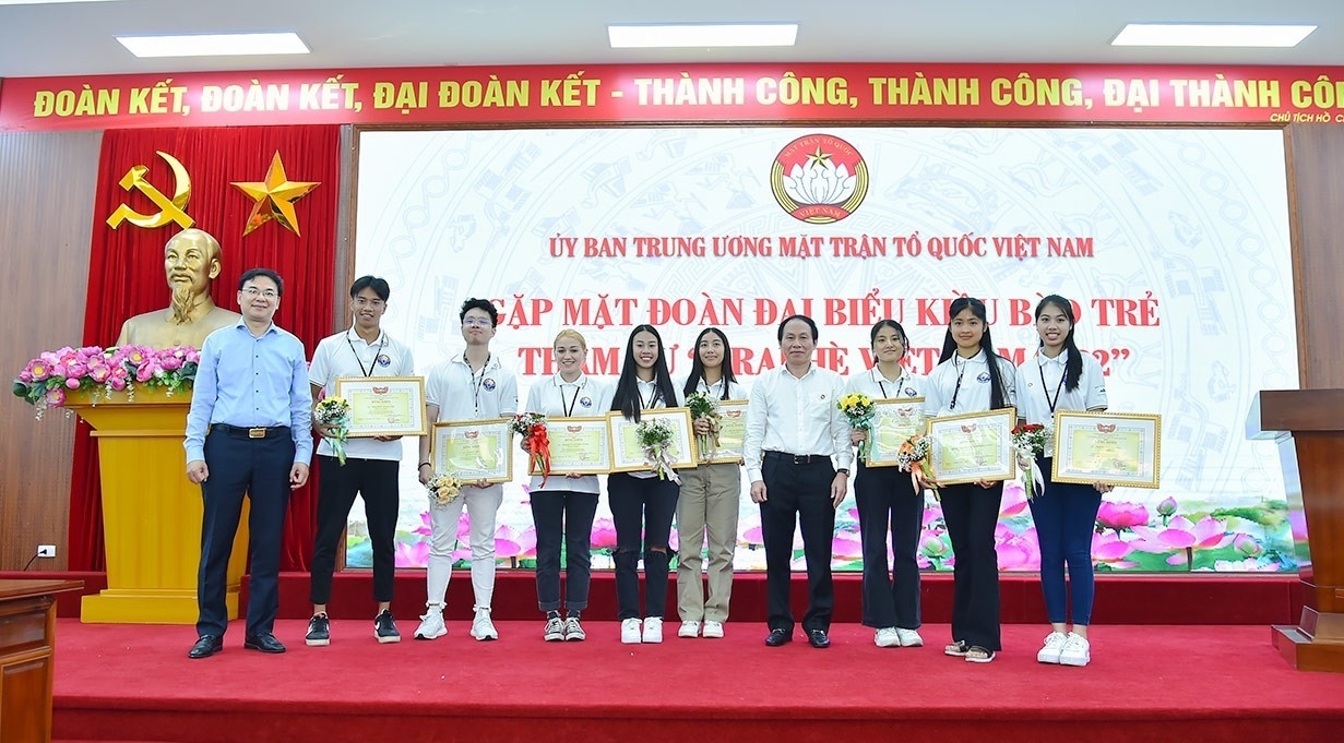 唤起全球五大洲越南青年一代的奉献愿望。