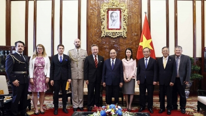 越南国家主席阮春福会见离任前来辞行拜会的各国驻越大使