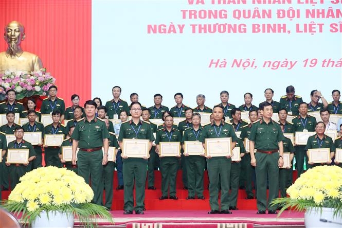 越南国防部部长潘文江大将率领中央军委和国防部工作代表团探访并向越南退伍军人协会中央委员会赠送礼物。
