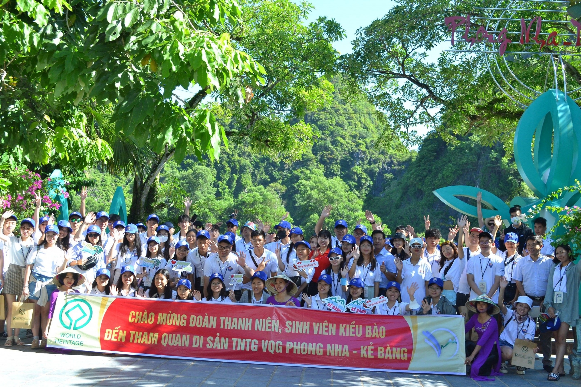 参加2022年越南夏令营的越南青少年代表团参观风雅–格邦国家公园。