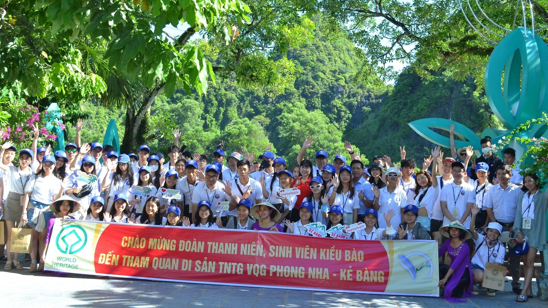 参加2022年越南夏令营的越南青少年代表团见面会