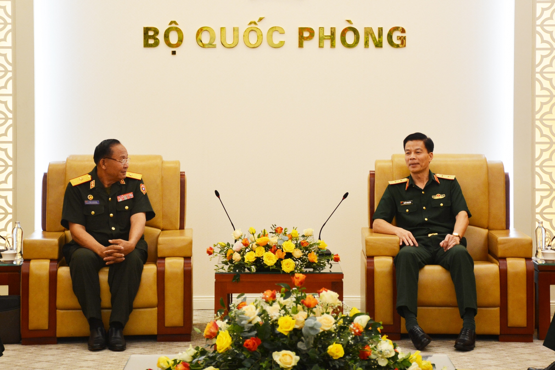 越南人民军副总参谋长阮仲平中将（右）会见老挝凯山·丰威汉国防学院院长Keosouvan Inthavongsa少将。