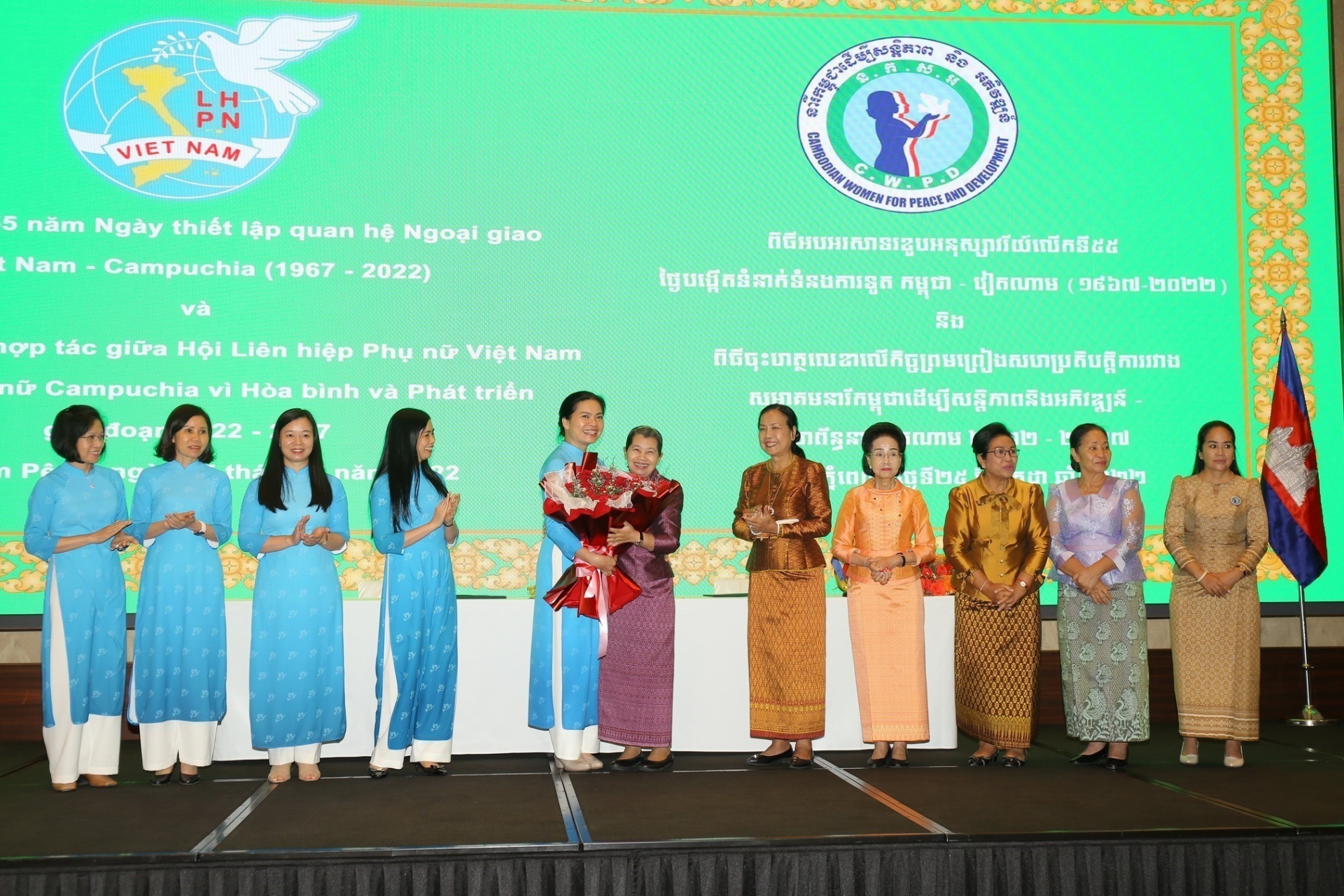 继续加强和扩大越柬两国妇联传统合作关系。