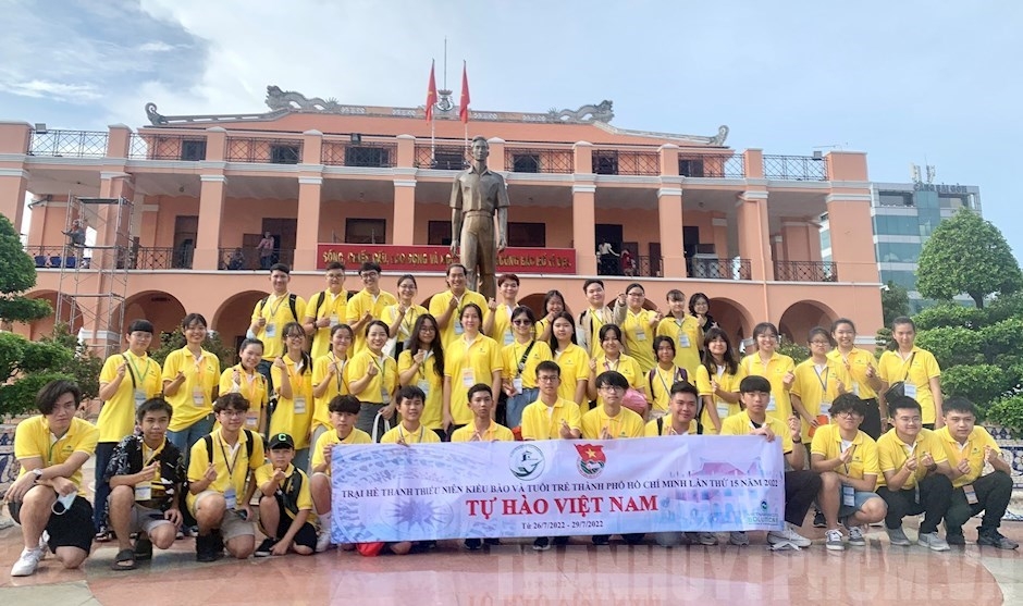 参加2022年越南胡志明市海外侨胞青少年夏令营的青少年。