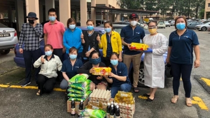 为旅居马来西亚遇到困难的越南人捐赠70份援助礼物