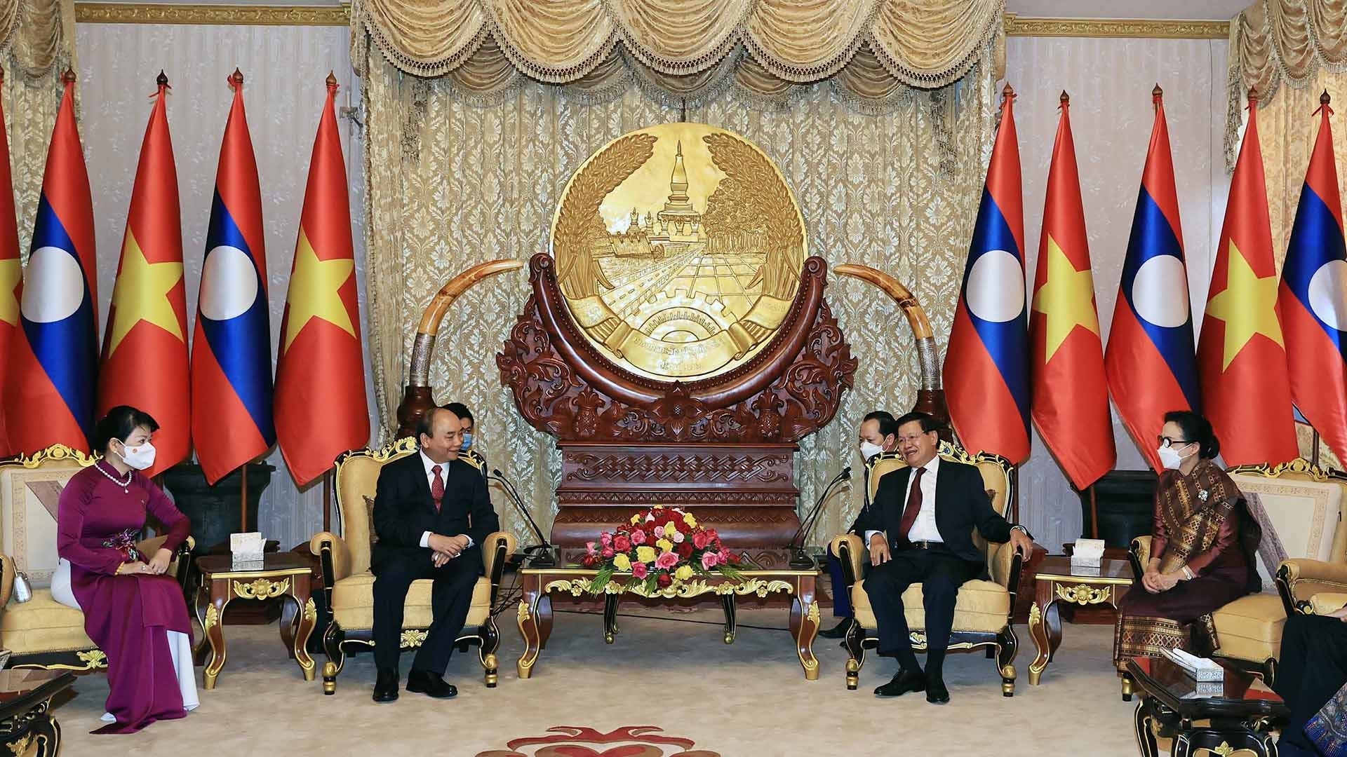 应老挝人民革命党中央委员会总书记、老挝人民民主共和国主席通伦•西苏里的邀请，越共中央政治局委员、越南国家主席阮春福携夫人同越南党和国家高级代表团于2021年8月9日对老挝进行正式友好访问。