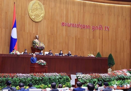 越南国家主席阮春福在老挝新国会大厦举行的会议上发表讲话