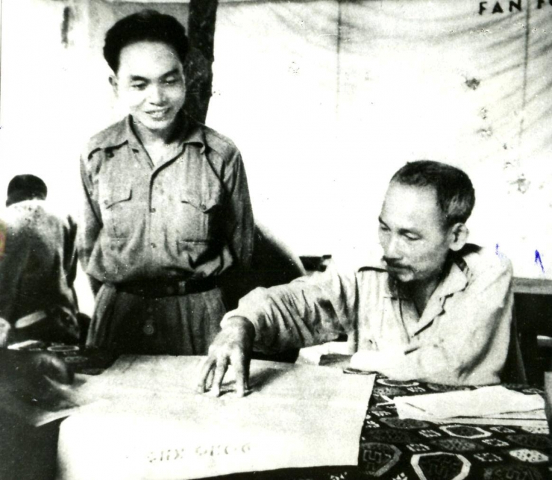 胡志明主席与武元甲大将研究1950年边境战役作战方案