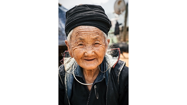 照片中是越南北部山区少数民族的一位老太太。