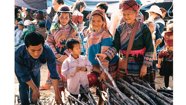 老街省新马街县干勾市场的一角，五颜六色的赫蒙族传统服饰。