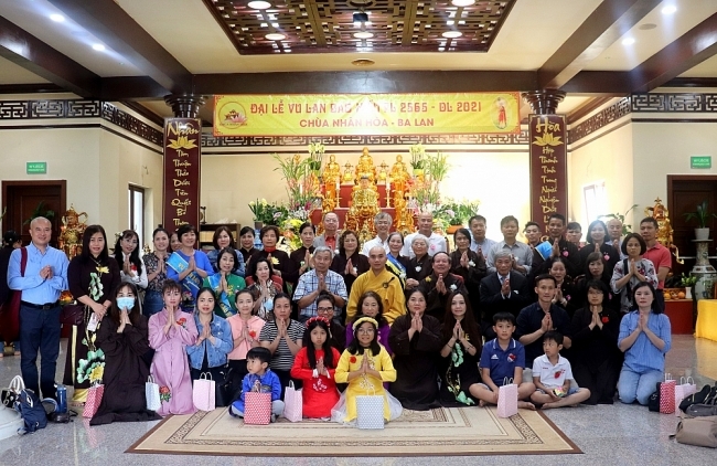 旅居波兰的越南社区隆重举行盂兰节大典。