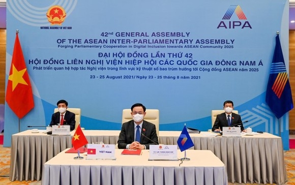 越南国会主席王廷惠出席闭幕式。