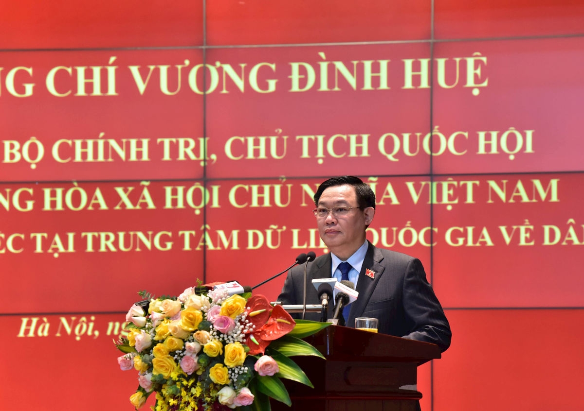 越南国会主席王廷惠在会上发言。