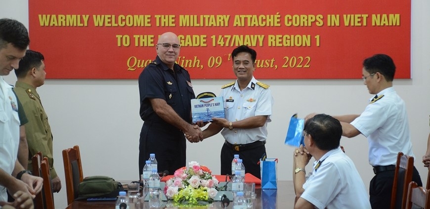 杨辉聪大校向各国驻越南武官代表团成员赠送礼物。