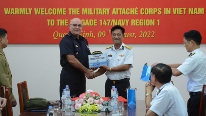 继续促进越南军队及人民海军与各国军队及海军之间的友好合作关系