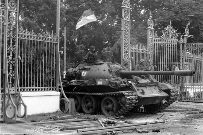 1975年4月30日，解放军坦克占领独立宫，标志着越南民族抗美救国、统一国家的战争正式结束。