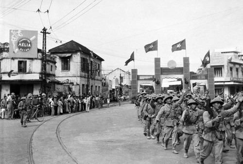 1954年10月10日，越南人民军从5大门口进入接管首都。