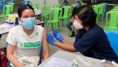 为旅居马来西亚的200名越南务工人员开展新冠肺炎疫苗接种工作