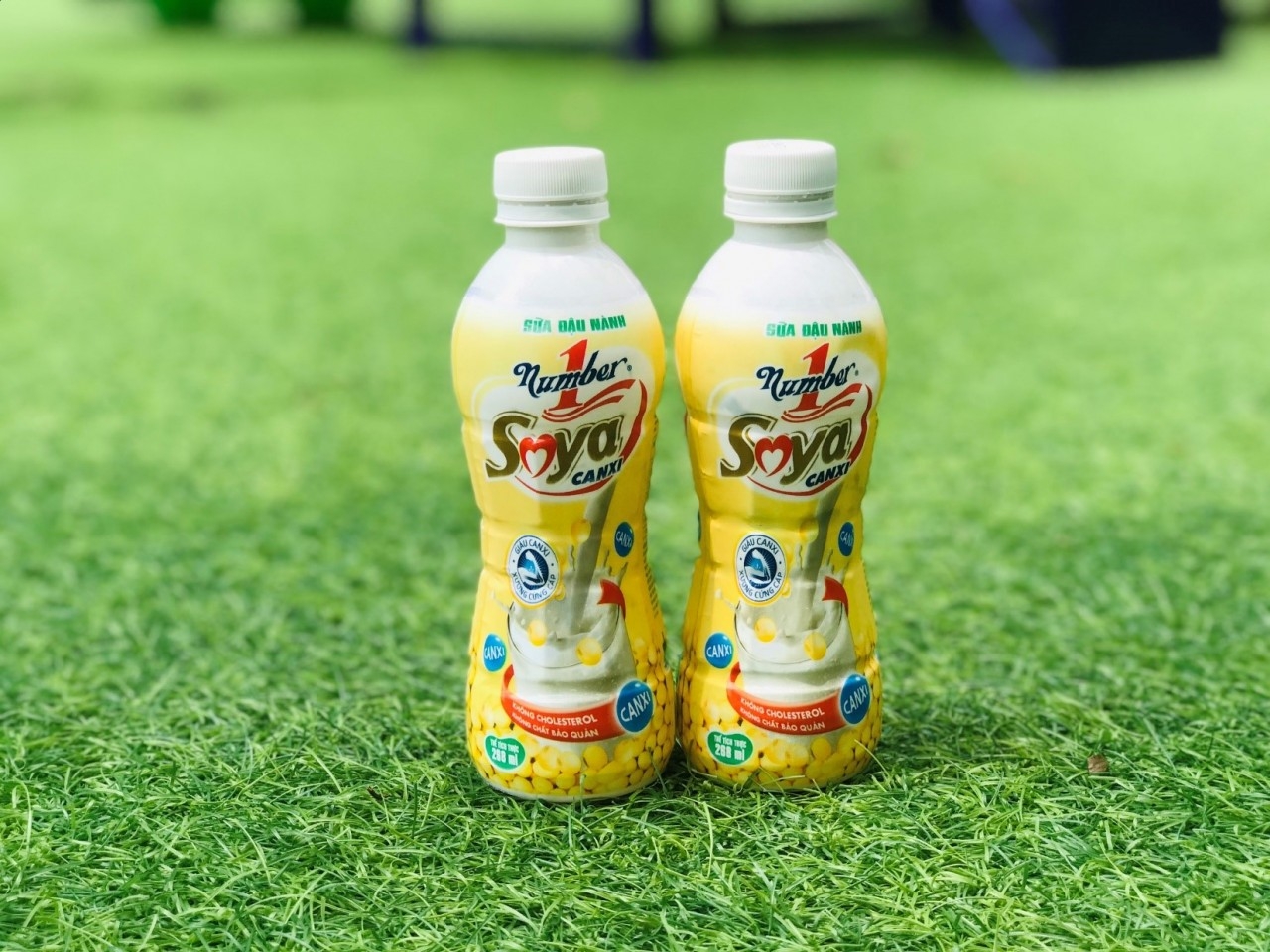 使用方便的新瓶装版Number 1 Soya Canxi豆奶产品。