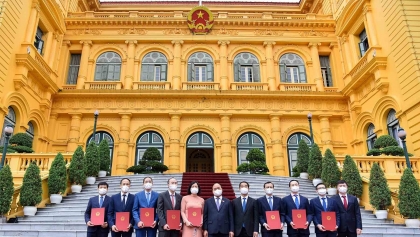 国家主席阮春福向2021-2024年任期越南驻外新任大使颁发任命书