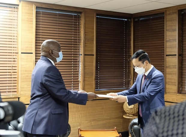 越南驻南非兼驻博茨瓦纳大使黄文利向博茨瓦纳总统莫西韦西·马西西递交国书